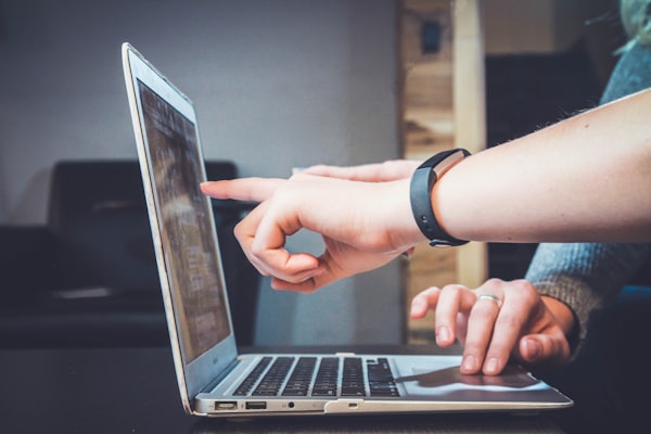 Editing video di un corso online visualizzato su uno schermo